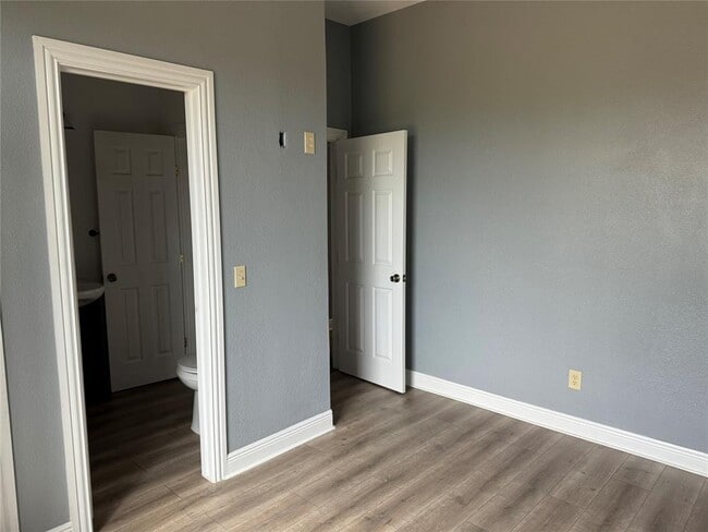 Building Photo - 575 Fox Ln