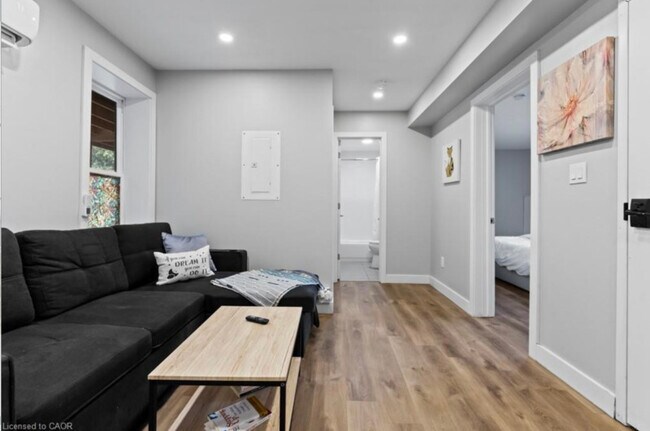 Photo du bâtiment - 168-168 Picton St E