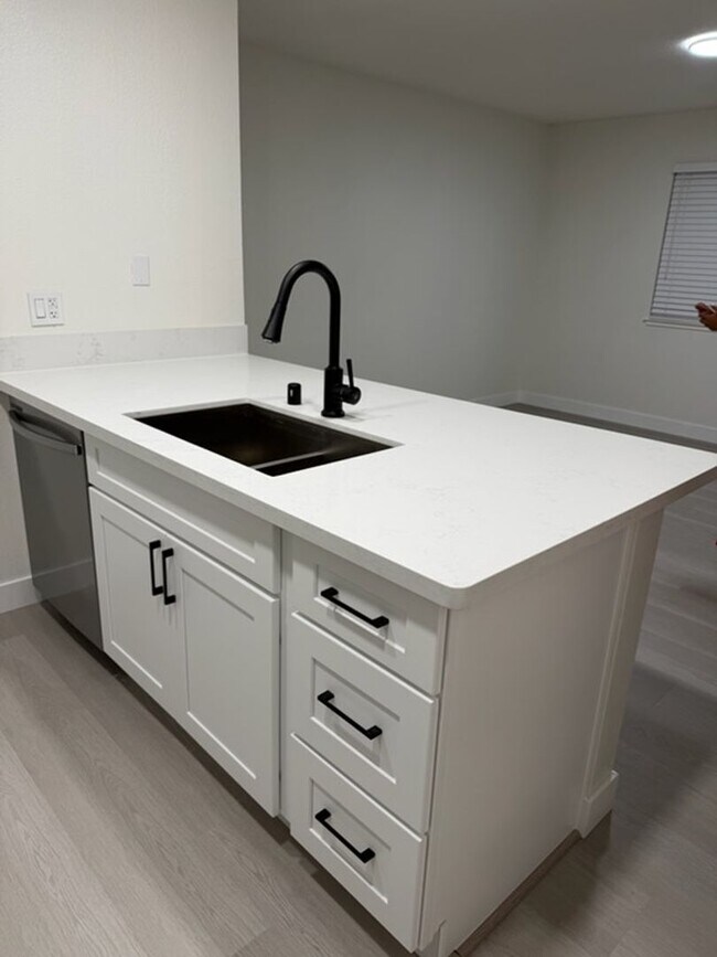 Building Photo - Valley Hi / N. Laguna 2 Bdrm 1 bath half-plex