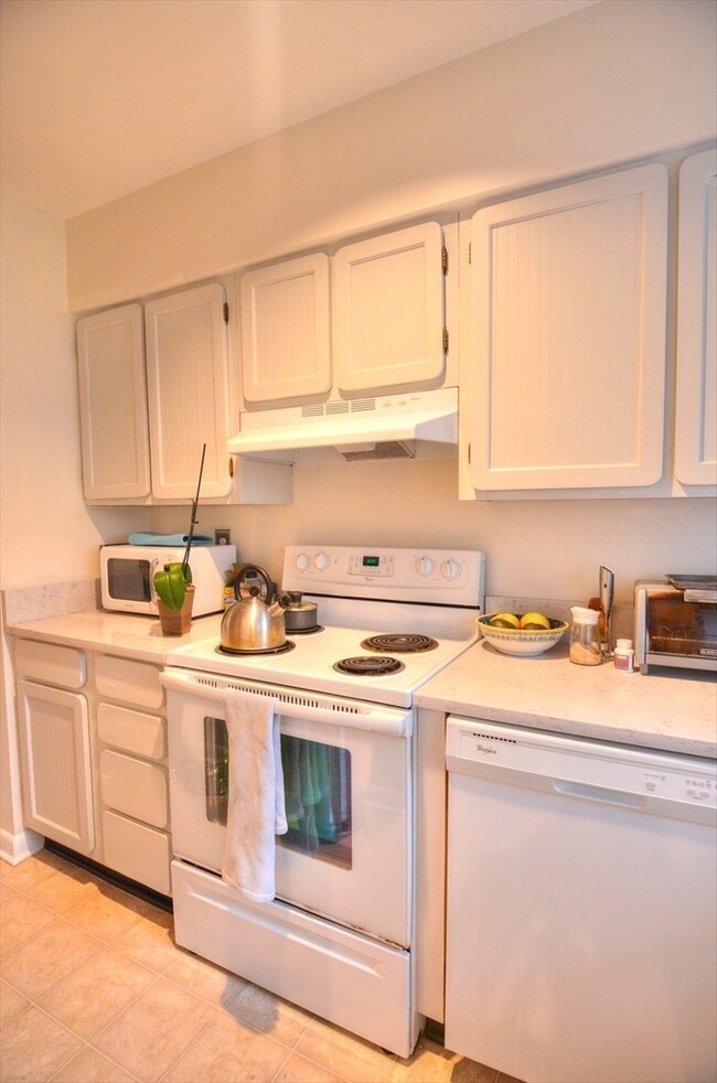 Building Photo - Rare End-Unit Townhome in Carrboro with Beautiful Updates! Available Early July!