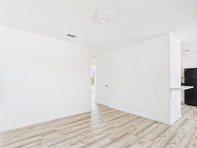 Foto del edificio - Lower Level 2/1