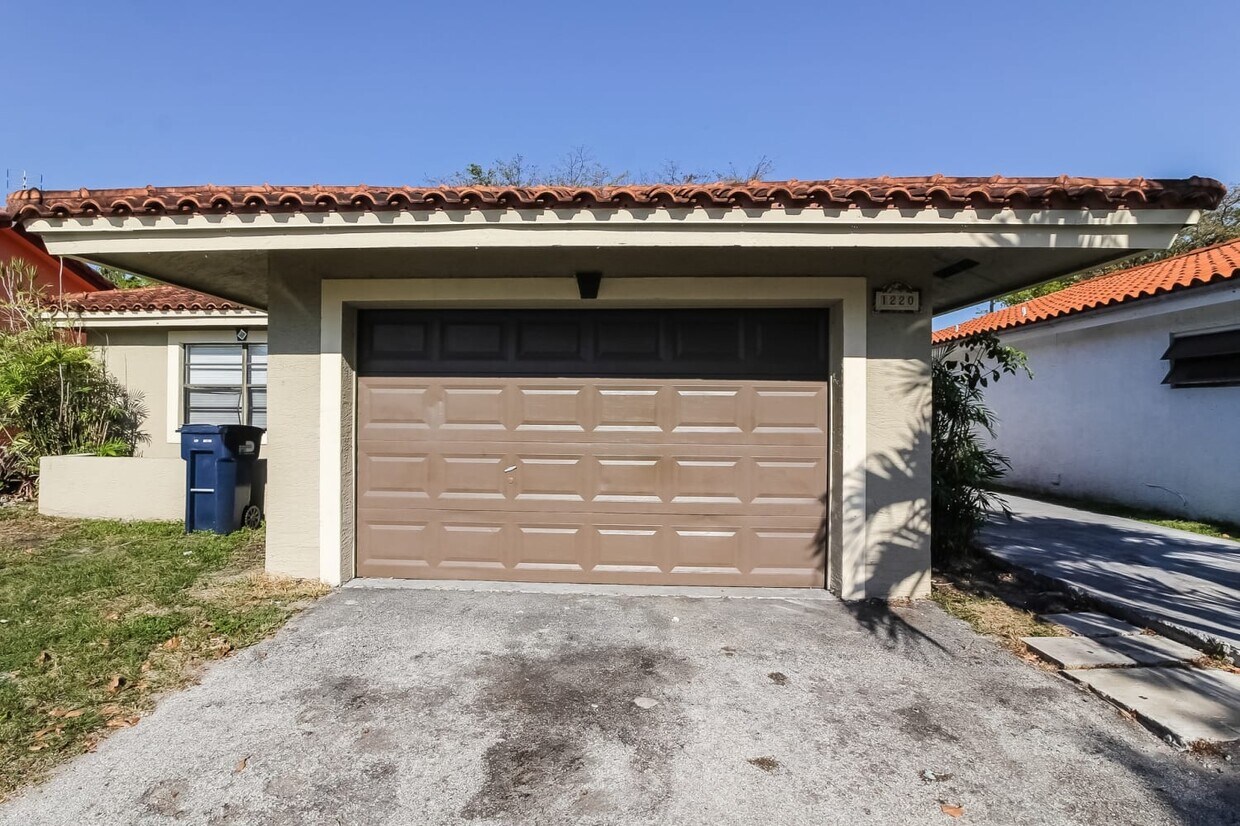 Primary Photo - 1220 SW 136th Pl