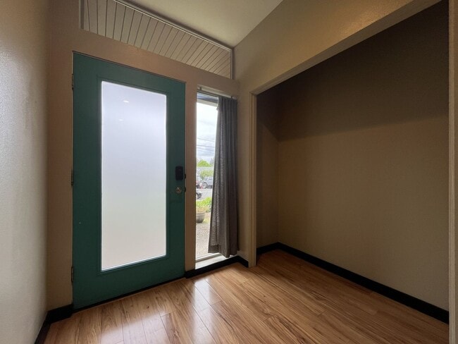Foto del edificio - Charming 3 Bedroom, 2.5 Bathroom Home with Large Living Room, Tall Windows, Island Kitchen, and A...