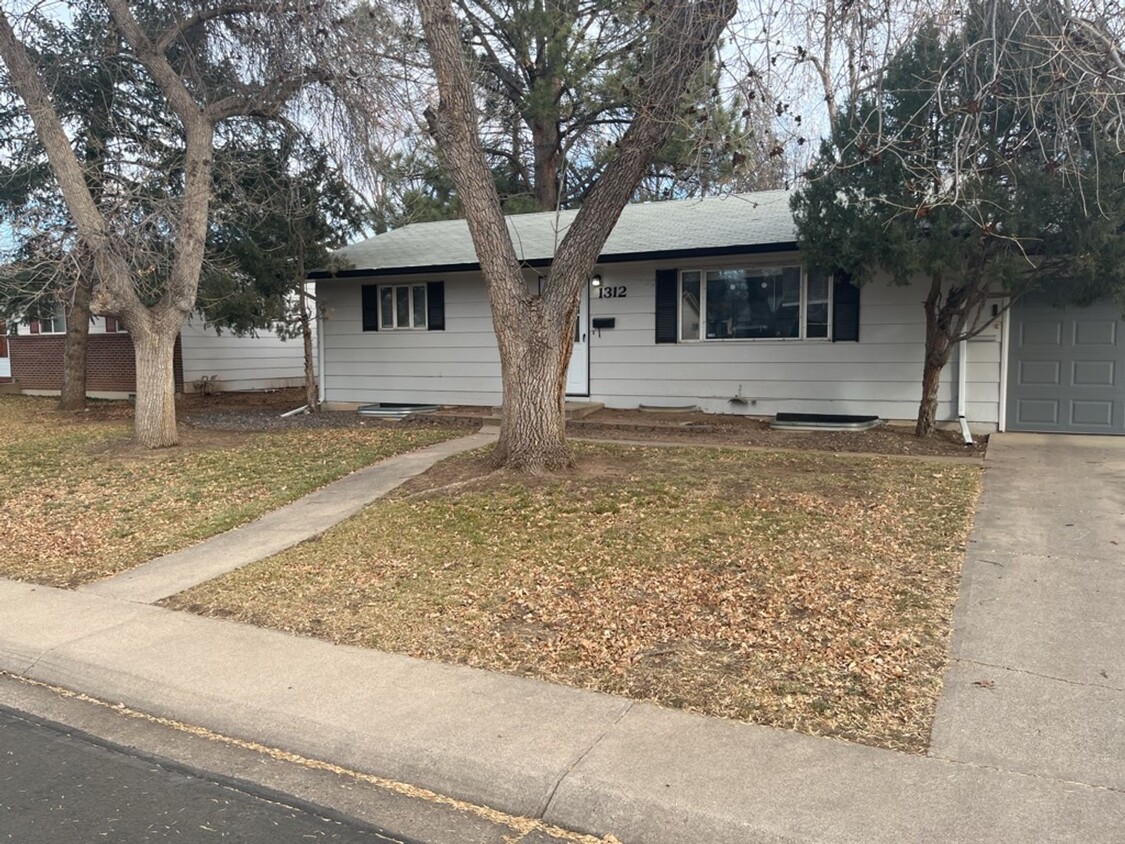 Primary Photo - STUDENTS WELCOME! 5-Bedroom / 2-Bath Home ...