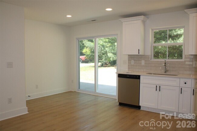 Foto del edificio - 562 W Park Ave