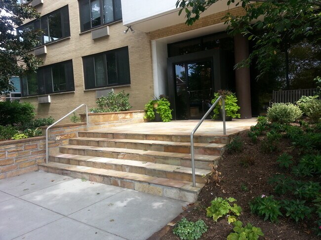 Frente - 3601 Wisconsin Ave NW