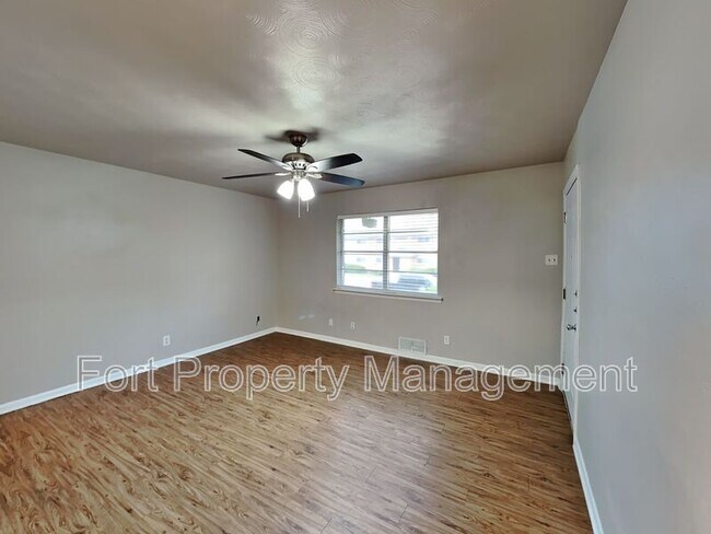 Building Photo - 308 La Salle Dr