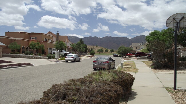 Foto del edificio - Northeast El Paso 3 Bed Refrig A/C by Fran...