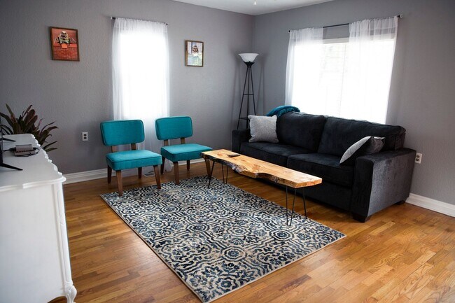 Building Photo - Charming 1 bed home in the heart of Downto...