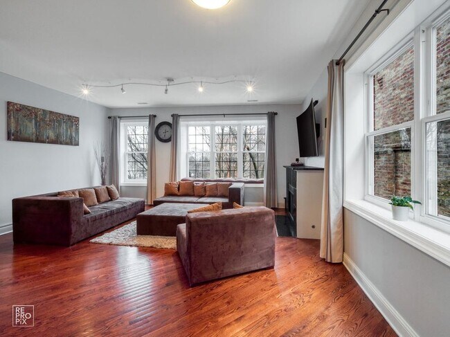 Sala de estar - 3610 S Ellis Ave