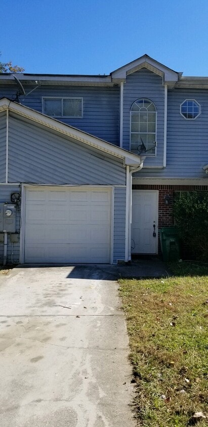 Spacious 3 Bedroom Town Home - Spacious 3 Bedroom Town Home