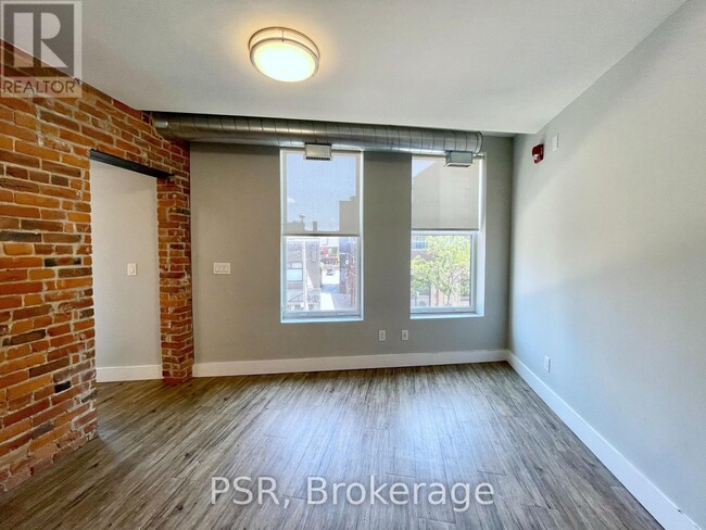 Photo du bâtiment - 2870-2870 Dundas St W