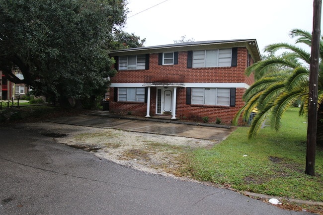 Parking Lot - 828 Acosta St