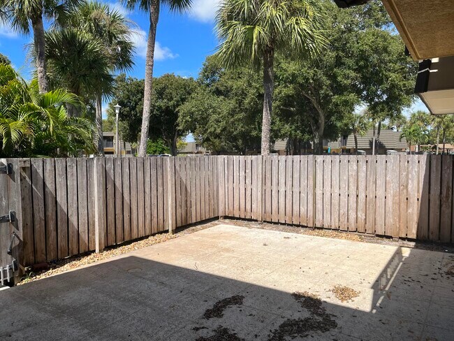 Building Photo - 621 6th Way