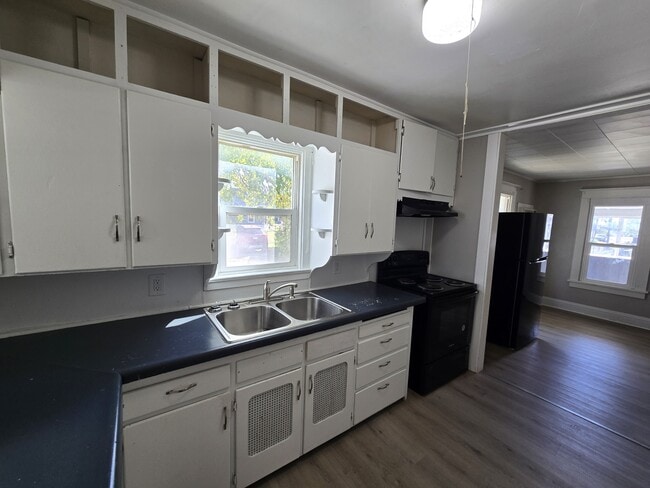 Building Photo - 518 Kern St