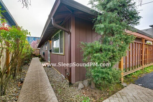Building Photo - 3304 SE 15th Ave