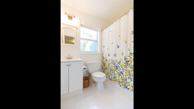 Foto del edificio - 1221 E Flora St