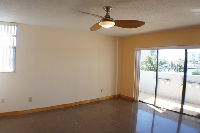 Master bedroom - 6941 Carlyle Ave