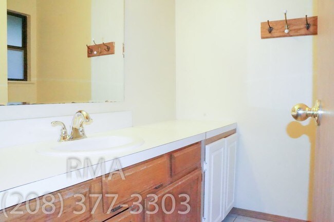 Building Photo - 3 Bedroom Duplex~ off State St & Collister