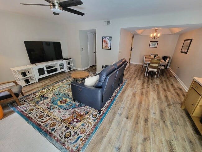 Building Photo - 2 Bed, 2.5 Bath Condo Available in Greenville