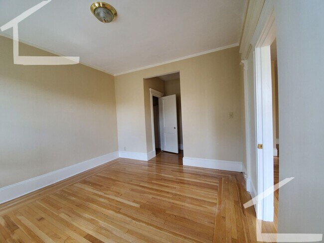 Building Photo - No brokers Fee, No Security Deposit, Heat, Hot Water Included, Coolidge Corner Area, Laundry on a...