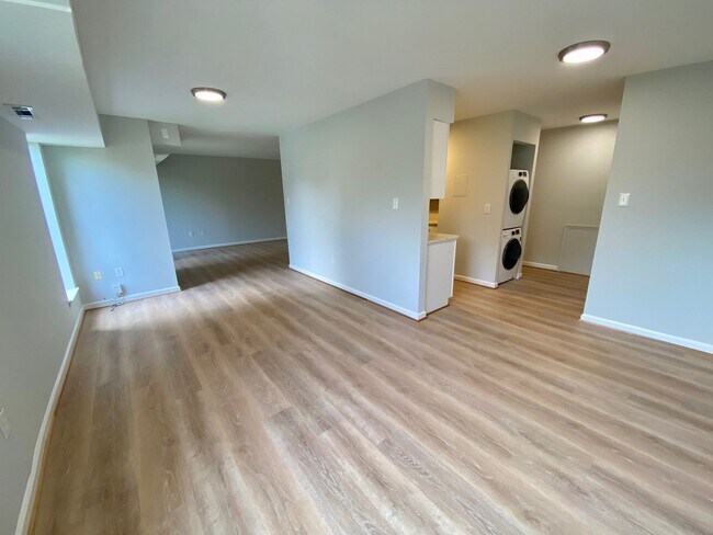Foto del edificio - FAIRWINDS - Renovated 2 Bedroom Condo.