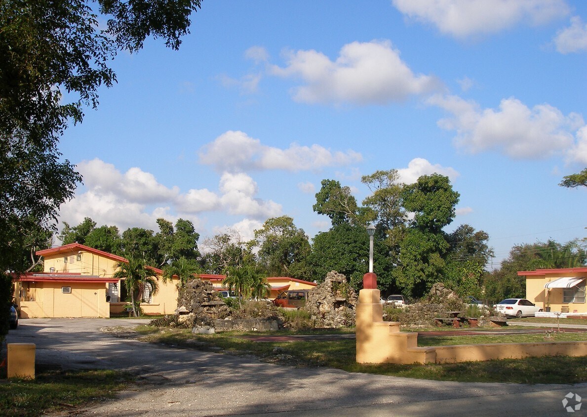 Foto principal - 5733 Harding St