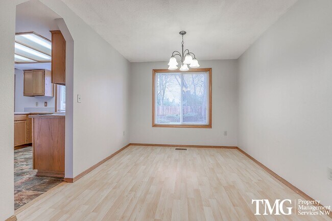 Building Photo - Spacious 3BD Home in Orchards with a MASSI...