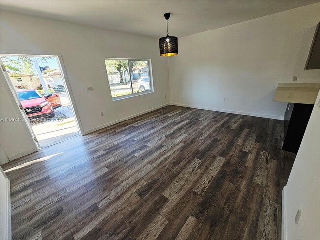 Foto del edificio - 127 NE 184th Terrace