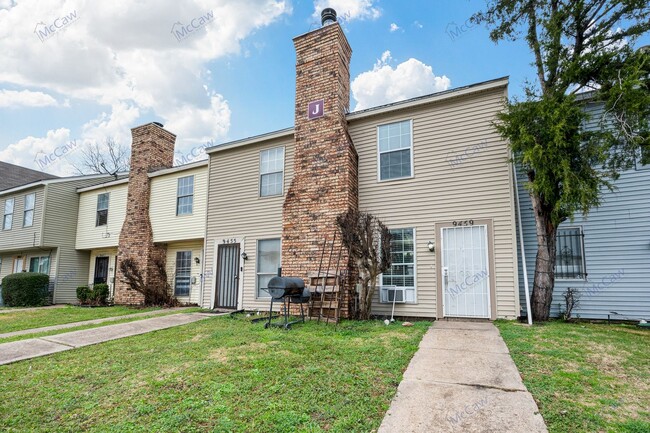 Building Photo - Beautiful 1/1.5 Town Home In Dallas!