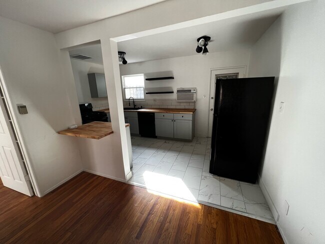 Foto del edificio - 4925 Klump Ave