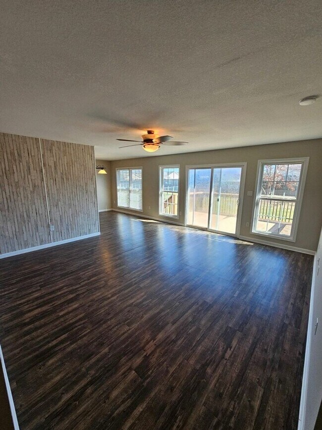 Foto del edificio - Spacious 3-Bedroom Home in Crossville with 2-Car Garage, Fenced Yard & Porches
