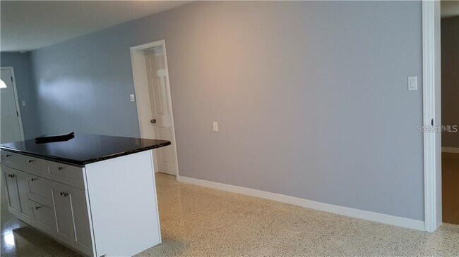 Foto del edificio - 5211 Hemlock Dr