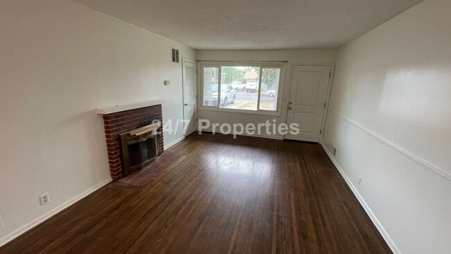 Building Photo - Spacious 4 BD | 2 BA with Backyard - Gladstone