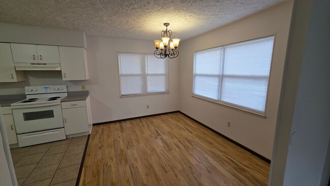 Foto del edificio - 2 bdrm, 1 1/2 bath home with fenced yard