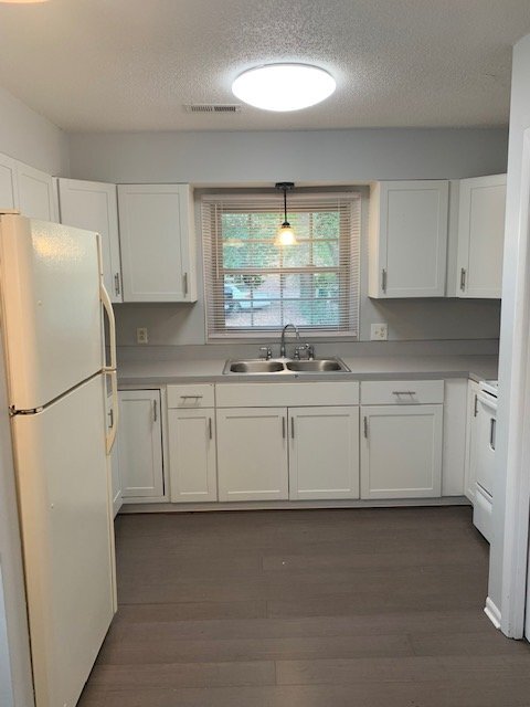 Building Photo - 2 Bed 1.5 Bath Townhouse in Eric Court