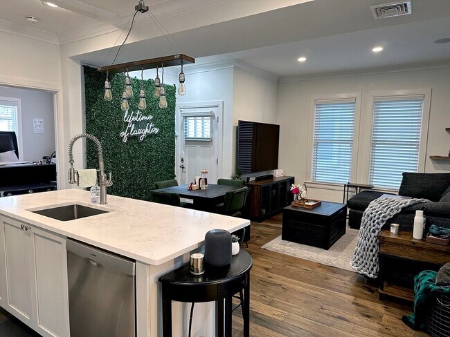 Building Photo - 26 Newport St