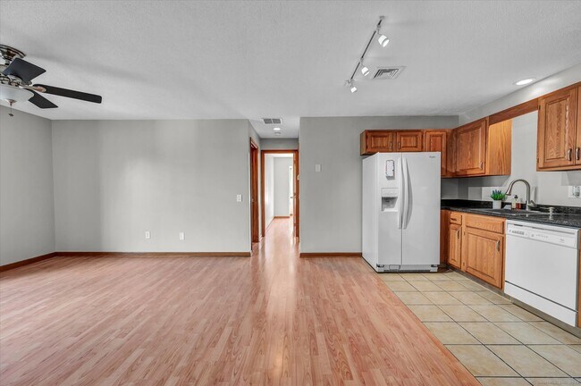 Foto del edificio - 48 N Mountain Rd