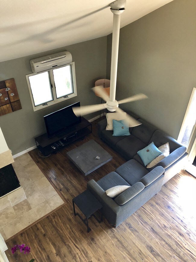 Living room - 906 N Kings Rd