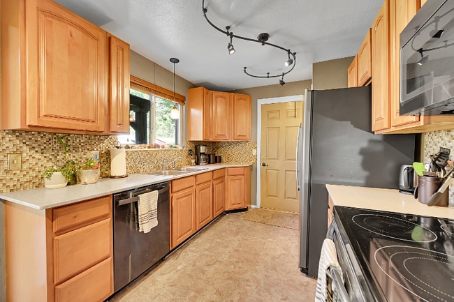 Building Photo - 10883 Fairfax Way