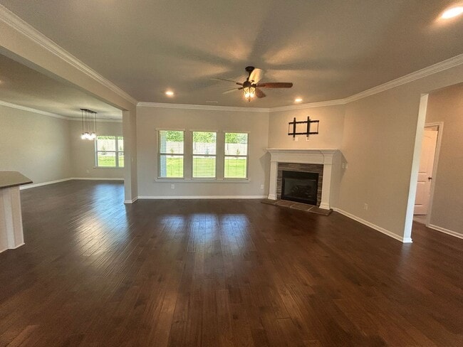 Foto del edificio - Spacious 4 Bedroom, 3 Bath Home with 3-Car...