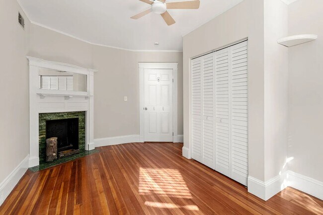 Foto del edificio - Freshly Painted Unit in brookline Village, Big Bedrooms, Laundry on a Site