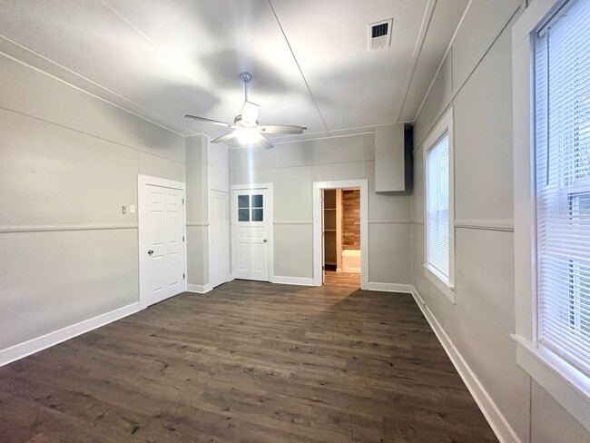 Building Photo - 8 4th St