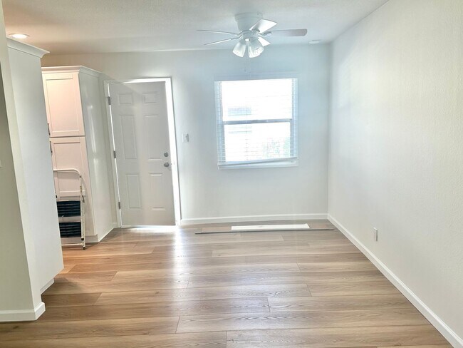 Foto del edificio - 6032-6040 Woodland St