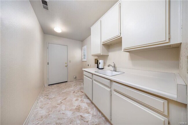 Building Photo - 746 Arabian Ln