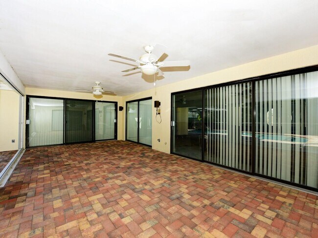 Foto del edificio - 5979 Pinebrook Dr