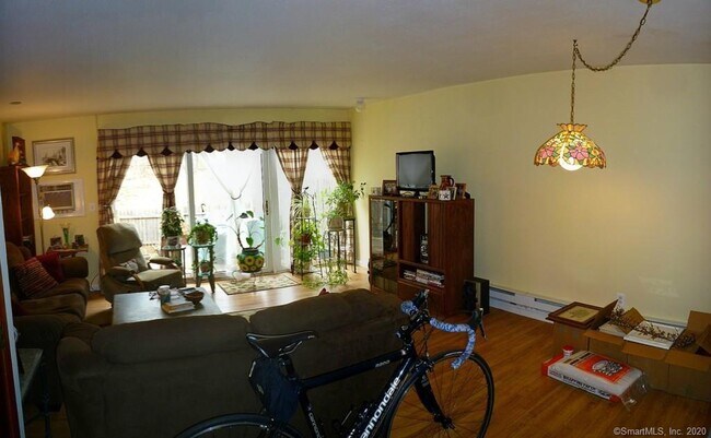 Foto del edificio - 1137 Waterbury Rd