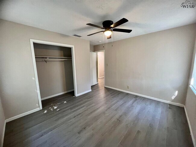 Foto del edificio - 1425 Harris Ln