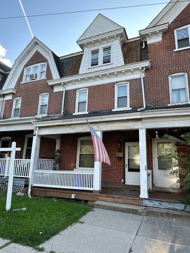 Foto principal - 136 W Fairview St