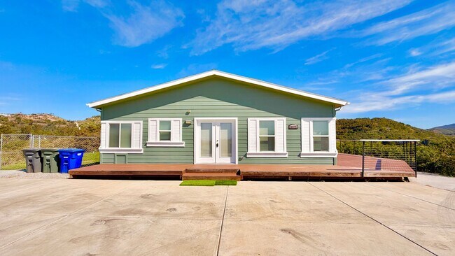 Foto del edificio - Stunning Single-Story with Spacious Deck, Panoramic Views, on Gated/Fenced Property!